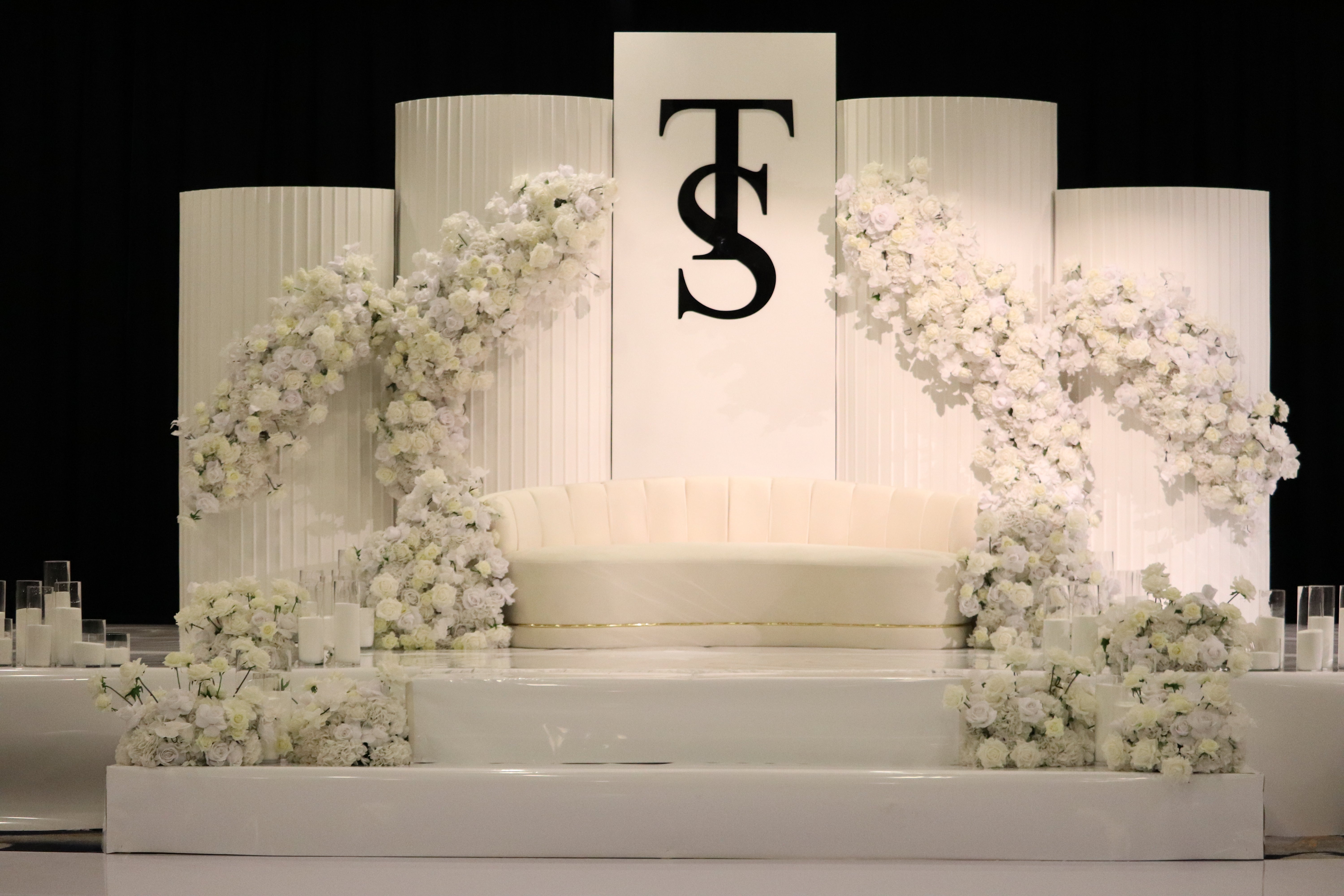 Timeless rippled wedding backdrop – Bloom & Co